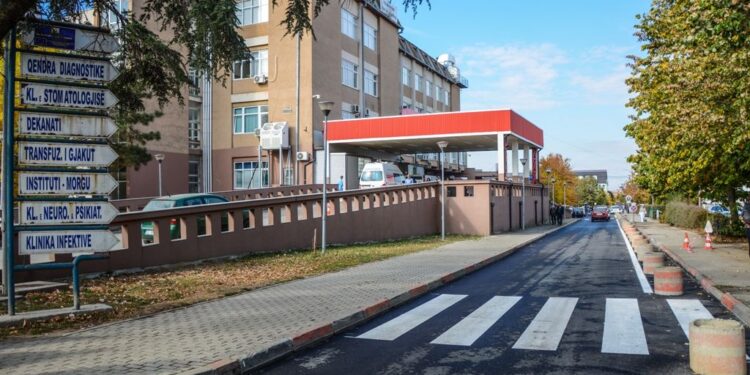 Kjo është gjendja e të riut që u th’er me thi’kë në Istog, futet në sallë për operacion