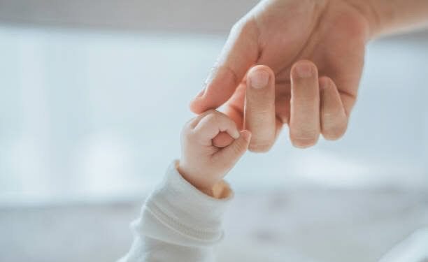 Apel për ndihmë: Hana 2 muajshe e gjysmë ka nevojë urgjente për shërim jashtë vendit, familja kërkon mbështetje