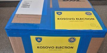 KQZ shpërndan rreth 50 mijë pako me fletëvotime për diasporën në ditën e parë të votimit me postë