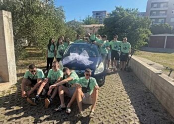 Maturantët në Kroaci i blejnë veturë arsimtares së tyre e cila vuante shumë për ta mbajtur familjen (VIDEO)
