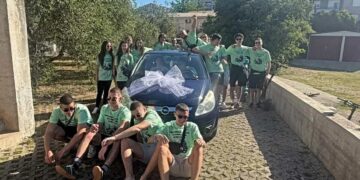 Maturantët në Kroaci i blejnë veturë arsimtares së tyre e cila vuante shumë për ta mbajtur familjen (VIDEO)