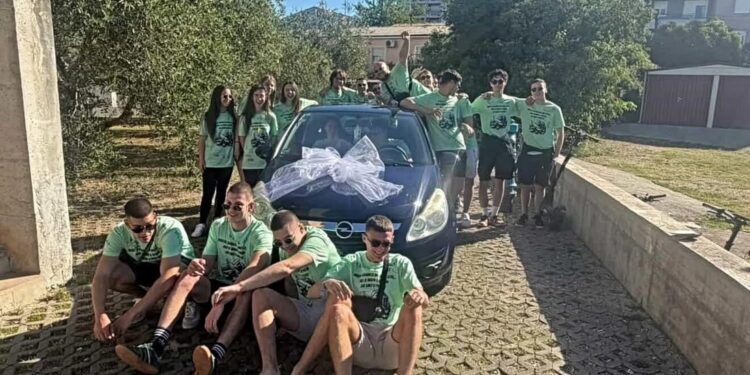 Maturantët në Kroaci i blejnë veturë arsimtares së tyre e cila vuante shumë për ta mbajtur familjen (VIDEO)