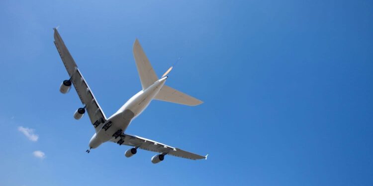 Iu përkeqësua gjendja shëndetësore në aeroplan, doktori kosovar i ofron ndihmë gruas gjatë fluturimit drejt Milanos