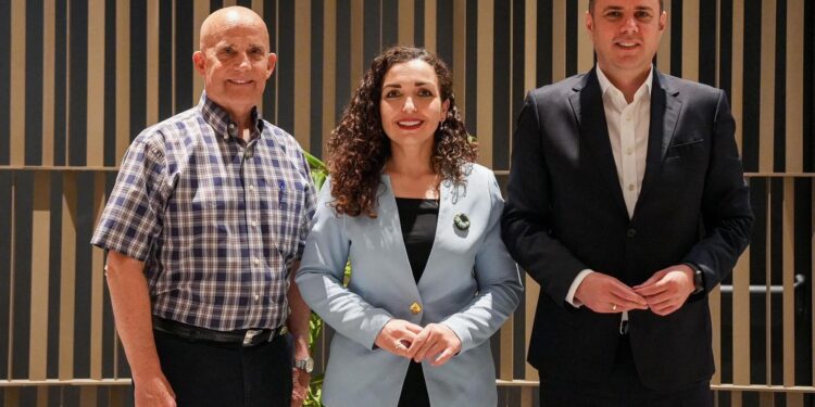 Kongresisti amerikan takon Abdixhikun dhe Osmanin në fillim të vizitës