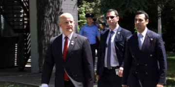 Kongresistët amerikanë shkojnë te Kurti në Qeveri, nis takimi