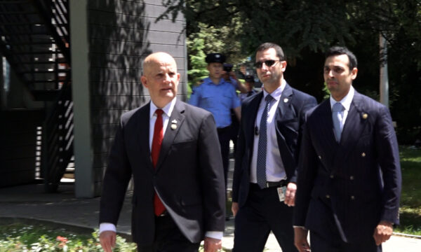 Kongresistët amerikanë shkojnë te Kurti në Qeveri, nis takimi