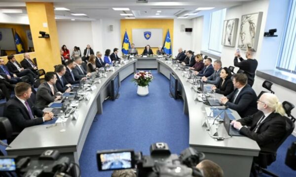 Profesori i ekonomisë: Qeveria Kurti do të prodhojë inflacion, nuk do ta zbusë atë
