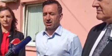 Sveçla, Basha dhe Rizvanolli në Zveçan: Ndërrojnë tabelën ciriliqe në stacion të trenit dhe vendosin flamurin e Kosovës