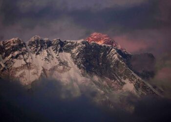 Amerikani thyen rekordin botëror-Ngjitet në Everest për 10 orë