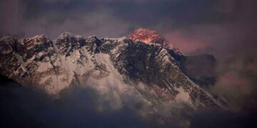 Amerikani thyen rekordin botëror-Ngjitet në Everest për 10 orë