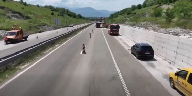 Nis pastrimi i rrëshqitjeve të dheut në Autostradën “Ibrahim Rugova”, Basha akuzon OShP-në për vonesat në sanim