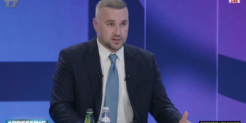 “Qeni tapall është hala brenda QKUK’së por këta ja kanë thy të dy kambët sistemit shëndetësor”, Lorik Maxhuni i PDK-së: Synojmë rritjen e investimit në pajisje mjekësore..