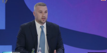 “Rajoni jonë është i lanun në mëshirë të fatit, pa asnjë investim”, Maxhuni i PDK’së numëron projektet që sipas tij VV i premtoi në Vushtrri e nuk i përfundoi