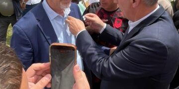 Fatmir Limaj i dhuron 109-shit të PDK-së emblemën “Liria ka emër”, në tubimin madhështor me veteranë në Kuçicë