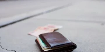 E mitura gjen kuletën me 2000 euro në Mitrovicë, e dorëzon në polici