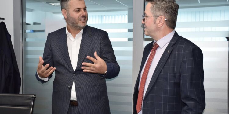 Qesharake | Zëvendësministri i Kurtit dërgon komunikatë, njofton se vizitoi zyrat e ministrisë ku punon