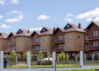Arkitektura e barazisë: Pse vëllezërit në Kosovë ndërtojnë shtëpi të njëjta?