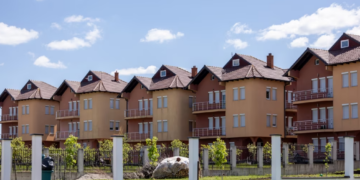 Arkitektura e barazisë: Pse vëllezërit në Kosovë ndërtojnë shtëpi të njëjta?