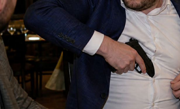 U filmua duke gjuajtur me armë në aheng, 30 vjeçari paraqitet vetë në Polici