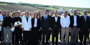 Kurti bën homazhe në Marinë në përkujtim të Rasim Kiçinës e Ragip Halilajt