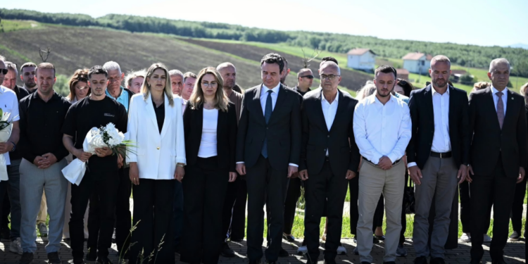 Kurti bën homazhe në Marinë në përkujtim të Rasim Kiçinës e Ragip Halilajt