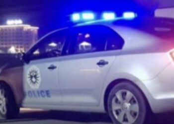 Suspendohen dy policë në veri, u kapën të zhveshur në veturë