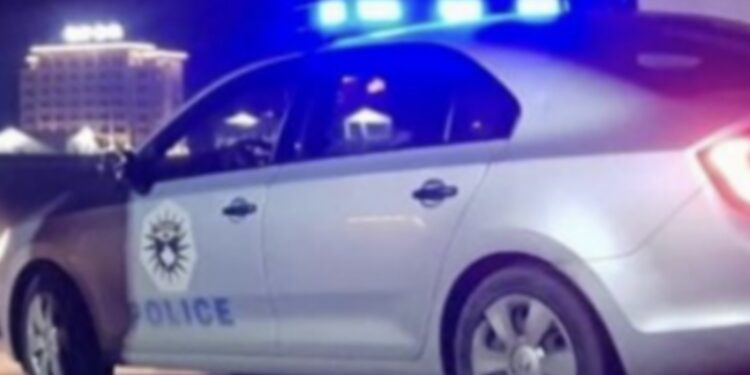 Suspendohen dy policë në veri, u kapën të zhveshur në veturë