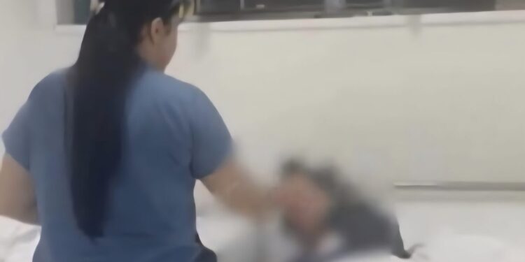 “Çohu o dreq”, infermierja e psikiatrisë ofendon dhe shanë pacienten