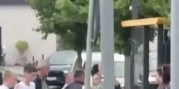 Incident në lagjen Marigona – nxënësi i shkollës ISP sulmon fizikisht shoferin e transportit, ndërhyn edhe një grua (Video)