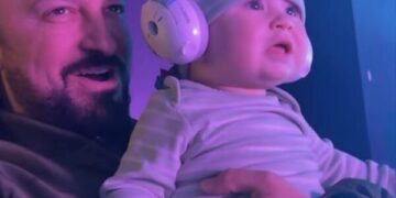 Djali i Dafina Zeqirit shfaqet në koncert, tërheq vëmendjen e publikut