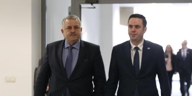 Nga “nuk e dua në listë” te “e propozoi dega” – kthesa politike e Lumir Abdixhikut me Agim Veliun