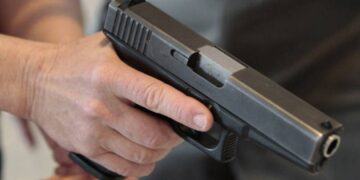 Nxori pistoletën në restorant në Istog për “live” në telefon – ndërhyjnë policët, qytetarët të alarmuar