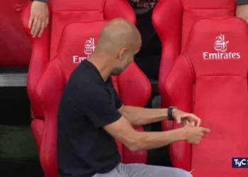 Biseda virale me njeriun “fantazme”, Pep Guardiola zgjidh enigmën e madhe të momentit epik në stolin e ekipit