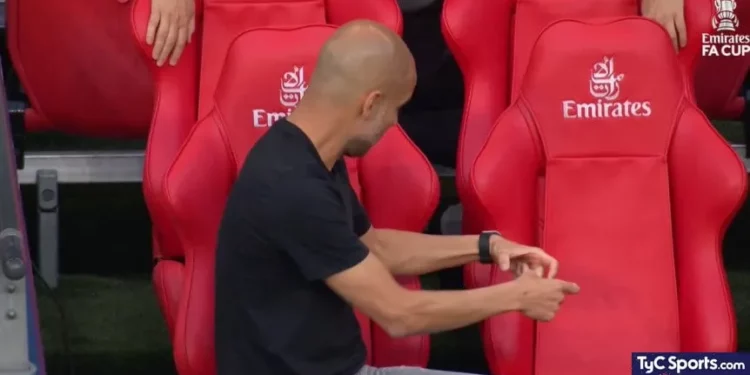 Biseda virale me njeriun “fantazme”, Pep Guardiola zgjidh enigmën e madhe të momentit epik në stolin e ekipit