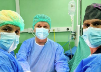 Spitali i Mitrovicës kryen me sukses një operacion kompleks, pacientit i hiqet një tumor masiv nga trupi