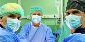 Spitali i Mitrovicës kryen me sukses një operacion kompleks, pacientit i hiqet një tumor masiv nga trupi