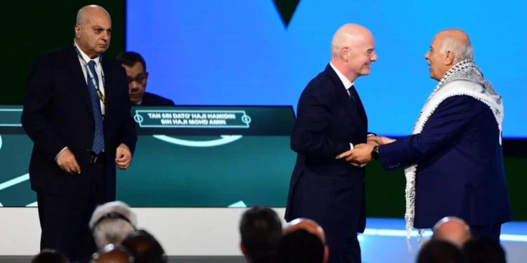 “Ne po vuajmë”, si dështoi presidenti i FIFA-s t’i bindë delegatët e Palestinës dhe Izraelit t’i shtrëngojnë duart?