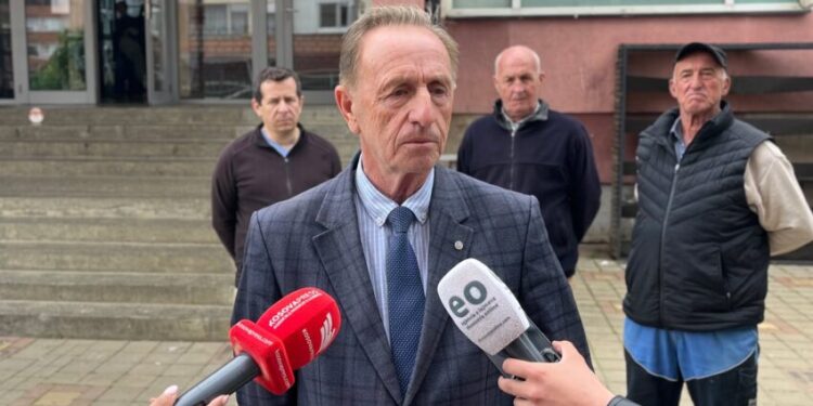 Azemi: Greva e punëtorëve teknikë të shkollave do të vazhdojë derisa pagat të dalin në llogari bankare