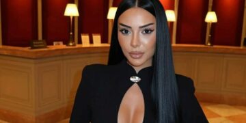 Kaderi shfaqet provokuese, ky detaj në barkun e saj merr gjithë vëmendjen