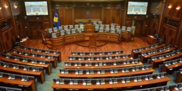 Dy ish-deputete të Vetëvendosjes do të aderojnë në partitë opozitare, njëra në PDK e tjetra në LDK!