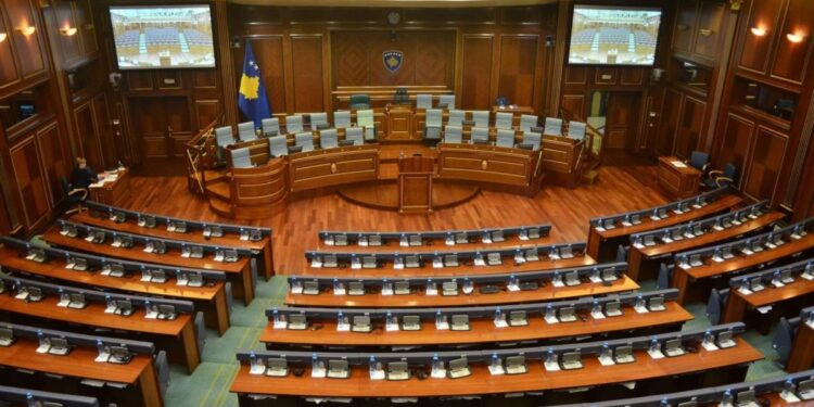Dy ish-deputete të Vetëvendosjes do të aderojnë në partitë opozitare, njëra në PDK e tjetra në LDK!