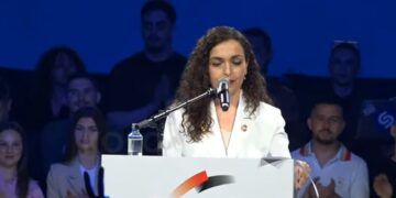 Osmani akuzon LVV: Ia refuzuan popullit 51% vetëm për të eliminuar një presidente që u ul me presidentin e ShBA-së