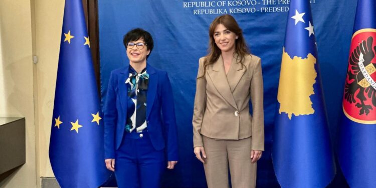 Komisionerja për Zgjerim e BE-së, Marta Kos mbërrin në Presidencë, pritet nga Albulena Haxhiu
