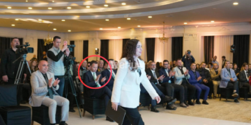 Shikimi që flet më shumë se fjala – Faton Peci derisa Vjosa Osmani merr fjalën në shënimin e 80 vjetorit të gjimnazit “Frang Bardhi”