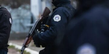 Aksion i madh i Policisë dhe IPK-së për dallavere me prona – bastisen shtëpi, banesa e objekte të zyrtarëve të dyshuar