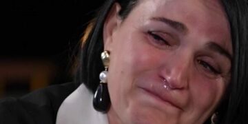 Djali po flet falë ndihmës së Pandorës, këngëtarja nuk i ndal lotët pas fjalëve të gruas së Shpat Kasapit