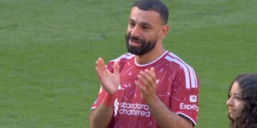 Salah me lot në sy, përshëndetet me tifozët në “Anfield”