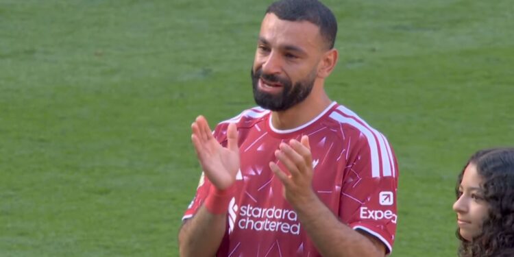 Salah me lot në sy, përshëndetet me tifozët në “Anfield”