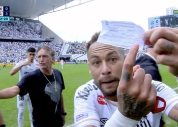 E nxorën gabimisht nga loja, Neymar reagon ashpër- u tregon një letër kamerave