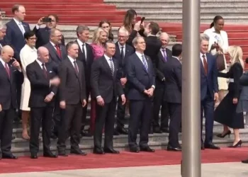 Bëhet viral momenti kur Elon Musk xhiron përreth gjatë takimit Trump-Xi